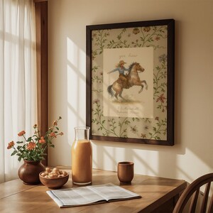 Puede incluir: Una impresi&oacute;n de arte mural enmarcada que presenta una ilustraci&oacute;n central de una persona montando un caballo con el texto yee haw y E.L. Marshall Palmetto, Florida. La impresi&oacute;n tiene un borde floral con enredaderas verdes y flores peque&ntilde;as.