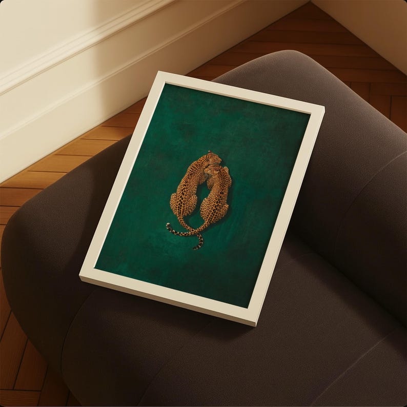 Estampado Leopard Love en verde esmeralda: Póster minimalista de animales de la jungla, arte mural de grandes felinos. imagen 9