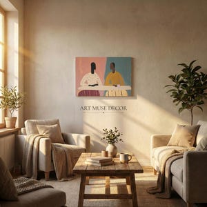 Pu&ograve; includere: Un'immagine di interni di un soggiorno con un dipinto di due figure a tavola. Il dipinto &egrave; sopra un tavolino di legno con libri e una tazza. Il testo "ART MUSE DECOR" &egrave; sotto. Divani e sedie beige.