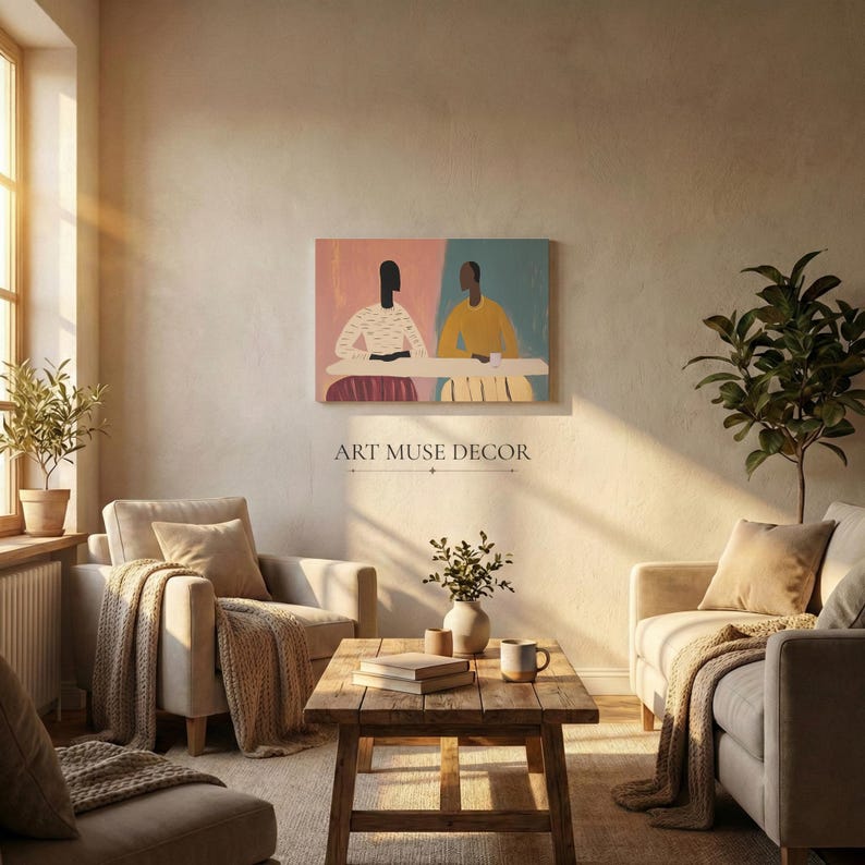 Pu&ograve; includere: Un'immagine di interni di un soggiorno con un dipinto di due figure a tavola. Il dipinto &egrave; sopra un tavolino di legno con libri e una tazza. Il testo "ART MUSE DECOR" &egrave; sotto. Divani e sedie beige.