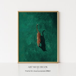 Póster minimalista de animales de la selva con estampado verde esmeralda de guepardo que se acerca