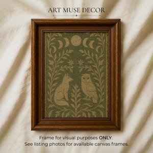 Può includere: Stampa artistica incorniciata con un design di volpe e gufo, con lune e stelle, in un design ispirato alla natura. La stampa è nei toni del verde e del beige, con il testo "ART MUSE DECOR" in alto.