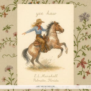 Puede incluir: Una ilustraci&oacute;n en acuarela sobre fondo crema que muestra a una persona con sombrero de vaquero, camisa azul, pa&ntilde;uelo rojo y zahones marrones montando un caballo marr&oacute;n encabritado. El texto dice yee haw, E.L. Marshall, Palmetto, Florida.