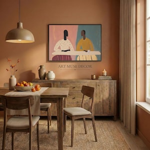 Pu&ograve; includere: Interno di sala da pranzo con tavolo, sedie e credenza in legno. Un'opera d'arte incorniciata raffigurante due figure a tavola &egrave; appesa alla parete. Il testo "ART MUSE DECOR" &egrave; in basso. Atmosfera calda e accogliente.