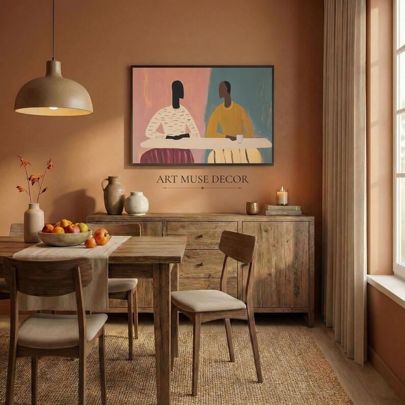 Pu&ograve; includere: Interno di sala da pranzo con tavolo, sedie e credenza in legno. Un'opera d'arte incorniciata raffigurante due figure a tavola &egrave; appesa alla parete. Il testo "ART MUSE DECOR" &egrave; in basso. Atmosfera calda e accogliente.