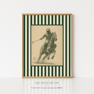 Puede incluir: Boceto a lápiz enmarcado de un jugador de polo a caballo golpeando una pelota. La obra de arte está enmarcada en oro con un borde a rayas verdes y blancas. El texto en la parte inferior dice "ART MUSE DECOR" y "Frame for visual purposes ONLY."