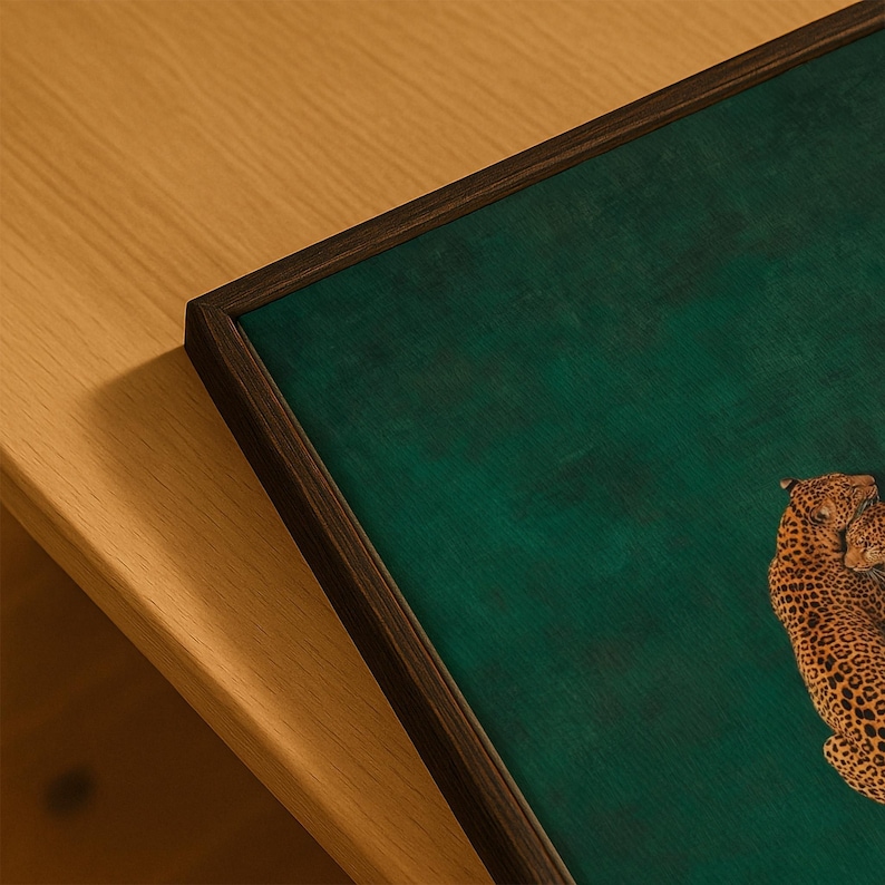 Estampado Leopard Love en verde esmeralda: Póster minimalista de animales de la jungla, arte mural de grandes felinos. imagen 7