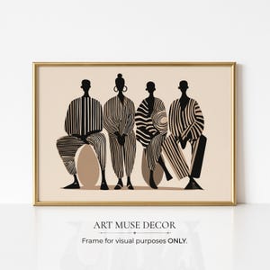 Könnte beinhalten: Ein gerahmter Kunstdruck mit vier stilisierten Figuren in schwarz-weiß gestreiften Outfits. Die Figuren sind vor einem beigefarbenen Hintergrund platziert, mit dem Text "ART MUSE DECOR" am unteren Rand. Der Rahmen ist goldfarben.