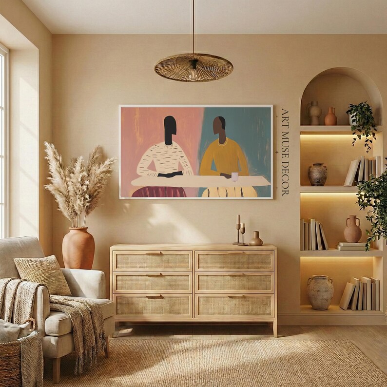 Pu&ograve; includere: Una stanza dai toni neutri, con un grande dipinto astratto con due figure. Sotto l'opera d'arte c'&egrave; una cassettiera in legno con sei cassetti. Un lampadario intrecciato pende dal soffitto e una poltrona accogliente &egrave; in primo piano.