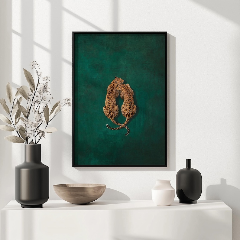 Estampado Leopard Love en verde esmeralda: Póster minimalista de animales de la jungla, arte mural de grandes felinos. imagen 8