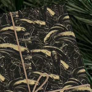 Aliens Xenomorph Gift Wrapping Paper - Horror Wrapping Paper- Gift Wrap for Alien Fans, Scary Movie Fans, Perfect for All Occasions