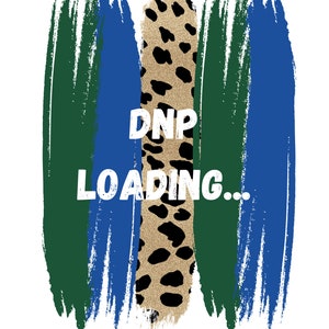 Può includere: Pennellate verdi, blu e dorate con un motivo a stampa leopardata al centro. Il testo "DNP LOADING..." è scritto in bianco.