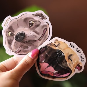 Op de afbeelding: Twee hondenstickers met motiverende zinnen. De eerste sticker toont een grijze hond met het woord "HAPPY" erboven. De tweede sticker toont een bruine hond met de zin "YOU GOT THIS!" erboven.