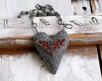 Collier coeur en feutre gris cousu main : pendentif bohème ajouré en laiton