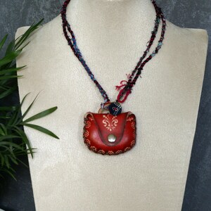 Handgemachte Leder Geldbörse, Kleine Geldbörse, rote Tasche mit Ornament, Kleine Leder Geldbörse, Kette mit Geldbörse, Unikat, Geschenk für Sie