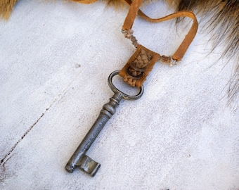 Antique Skeleton Key Necklace, Large Vintage Key Necklace, Key Necklace, Skeleton Key Necklace, Steampunk Necklace, postapo, ooak