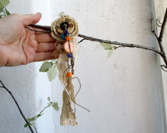 broche de cotillón, broche textil, broche con botones, broche de crochet, broche con encaje, broche boho, broche de tela, broche de flores de crochet