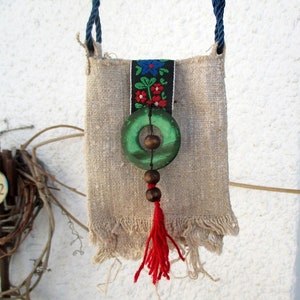 Collier pochette, pochette cousue main, pochette en lin, trousse à pharmacie, pochette à amulettes, petit trésor en lin, collier pochette, bohème, bohème, sac avec pompon