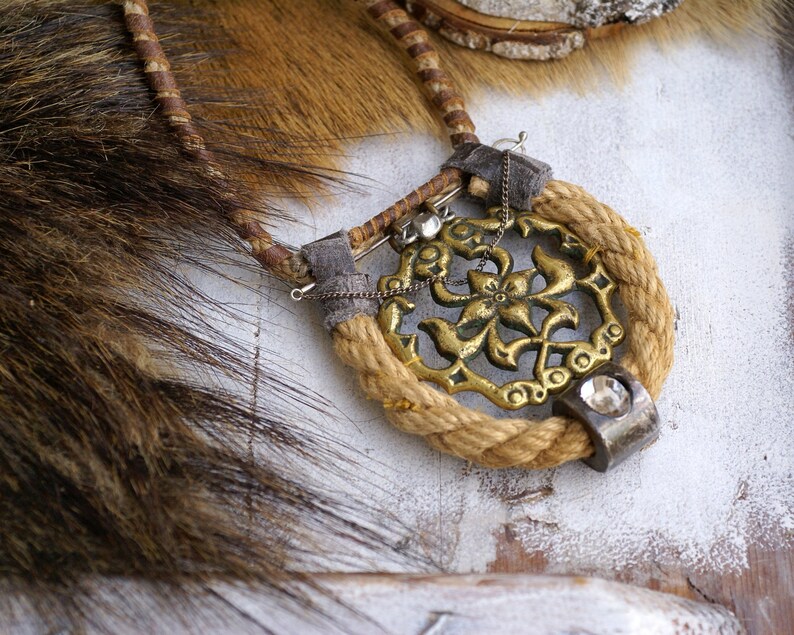 Antique Brass Buckle Choker, Assemblage Necklace, Leather, OOAK Wearable Art bild 4