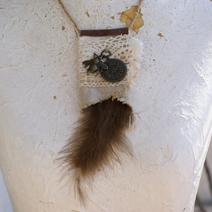 Collar de abeja de lino: Arte textil para llevar con encaje y plumas
