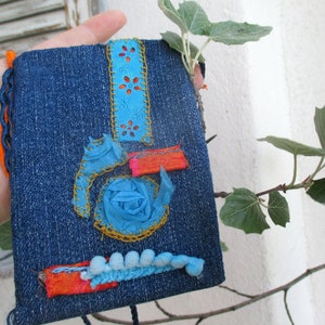 Sac en jean artistique, pochette bohème chic, médecine pour sac en jean, pochette cousue main, pochette Talisman, sac à main en jean, sac à amulettes, trésor en jean,