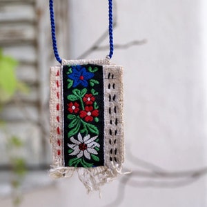 Stoffschmuck, Leinenkette mit Blumenapplikation, tragbarer Stoff, Sashiko-Choker, Boro-Kette, schwarz-goldene Blumen, Unikat