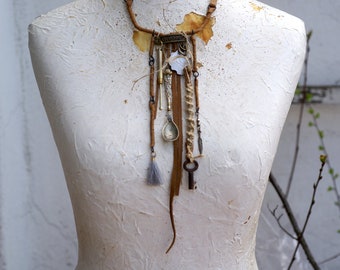Collar llamativo con flecos de cuero: borla bohemia con dijes vintage