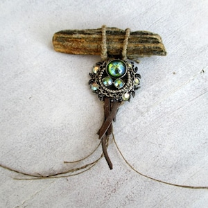 spilla vintage strass, spilla unica tecnica mista, gioielli con oggetti trovati, spilla in pietra grezza, spilla in pietra di corteccia, spilla in pietra e strass