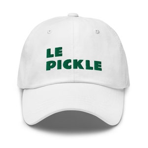 Könnte beinhalten: Weiße Baseballkappe mit grünem Sticktext "LE PICKLE".