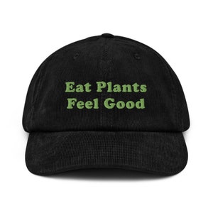 Könnte beinhalten: Schwarze Baseballkappe aus Cord mit grünem Sticktext "Eat Plants Feel Good".