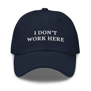 I don’t work here Hat Funny Embroidered Baseball Cap Sarcastic Work Hats Gift for Coworker Anti Work Workplace Humor Office Leaving Gift
