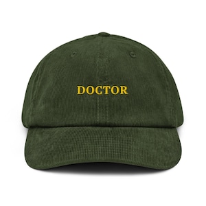 DOCTOR Hat Bestickte Cordsamtmütze MedizinStudent Geschenk Doktor Abschlussgeschenk für Ihn oder Sie Zukünftige Doktorhut-weißer Mantel-Zeremonie