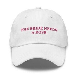 Roséwein-Braut-Hut Die Braut braucht eine Rosé-Baseballmütze Lustige Rosen-Geschenke Bachelorette-Hüte Wein-Hen-Do-Hüte Hochzeitsweinliste Blasse Rosé-Wein