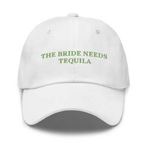 Puede incluir: Gorra de béisbol blanca con texto bordado en verde que dice "THE BRIDE NEEDS TEQUILA".