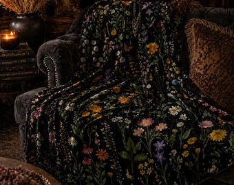 Coperta in pile con fiori selvatici scuri, coperta botanica floreale nera, coperta accogliente in stile cottagecore massimalista, regalo per giardino delle farfalle
