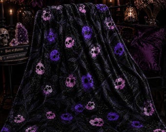 Coperta gotica in velluto stropicciato con teschio e fiori / Plaid con teschio botanico viola lavanda scuro / Morbida coperta dall'estetica stregonesca (127 x 152 cm)