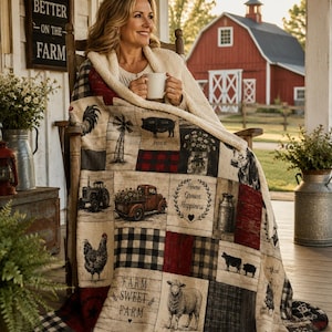 Könnte beinhalten: Eine Patchwork-Decke mit Illustrationen zum Thema Bauernhof, darunter ein Traktor, ein Lastwagen, ein Schaf, ein Hahn und ein Schwein, mit den Schriftzügen Home Grown Happiness und Farm Sweet Farm, versehen mit einem cremefarbenen Sherpa-Futter.