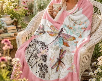 Coperta in pile Sherpa con motivo libellula e scoiattolo / Morbida coperta rosa con stampa botanica e naturalistica / Regalo per gli amanti delle libellule / Simpatica coperta con animali del bosco