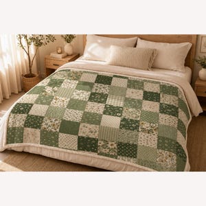 Sage Green Patchwork Fleece Throw Blanket, Cottagecore Floral Blanket, Vintage Quilt Style Blanket, Soft Cozy Throw, Neutral Green Home Deco