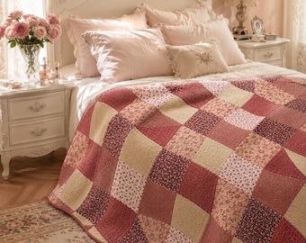 Coperta in pile trapuntata con motivo floreale a rose / Coperta vintage con patchwork diagonale color bordeaux rosato / Coperta regalo con motivo floreale francese