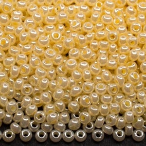 10/0 47113 Perline di vetro ceche Preciosa Rocailles 2,3 mm. Conchiglia beige. Per realizzare orecchini, bracciali, collane, portachiavi, oggetti artigianali.