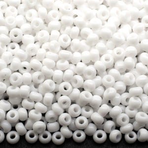 10/0 03050 Perles de rocaille en verre tchèque Preciosa 2,3 mm. Blanc opaque.
