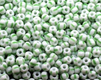 10/0 03850 Preciosa Cuentas de vidrio checo Rocailles 2,3 mm. Rayas opacas blancas y verdes.