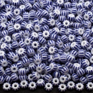 10/0 03331 Preciosa Perline di vetro ceche Rocailles 2,3 mm. Bianche, blu, opache, a righe.