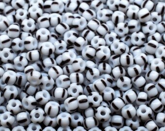 10/0 03590 Preciosa Cuentas de vidrio checo Rocailles 2,3 mm. Rayas blancas, negras opacas.