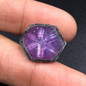Rubis Trapiche Étoile Naturel 9 carats, rare, taille 20 x 16 x 2 mm, cristal rouge éclatant, idéal pour la création de bijoux.