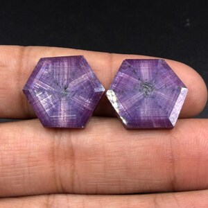 Rubino stellato trapice naturale da 35 carati, dimensioni 20x19x4 mm, taglio esagonale, sfaccettato, pietra ideale per la creazione di gioielli.