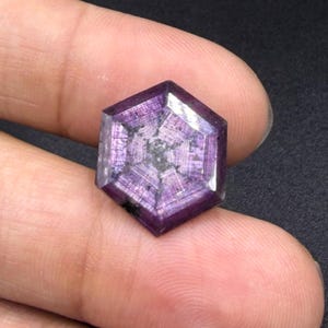 Natürlicher Trapiche-Sternrubin-Sechseck-Edelstein (19 x 16 x 3 mm) für die Schmuckherstellung