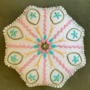 Moira&#39;s speldenkussen pdf-patroon voor handborduurwerk op wolvilt