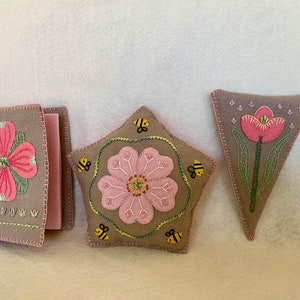 PRETTY PETALS Candle Embroidery Mat and Pin Cushion Kit, Wool